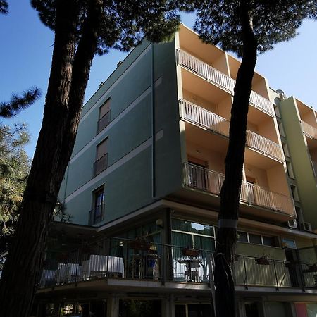 Hotel Pine Beach Rosolina Mare Exterior photo