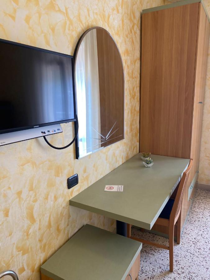 Hotel Pine Beach Rosolina Mare Exterior photo